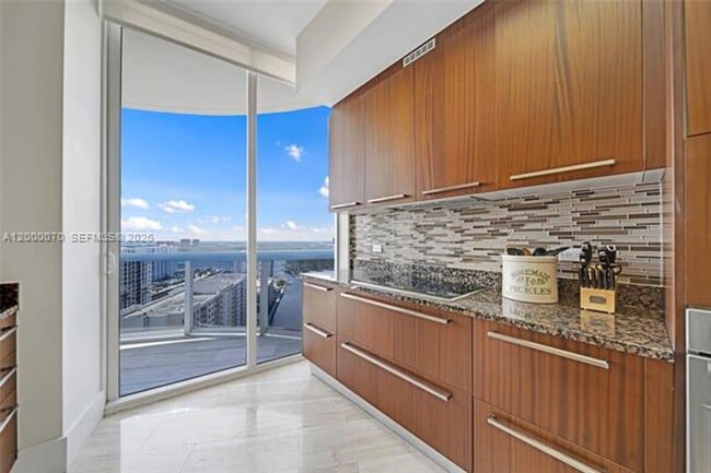 Building Photo - 16001 Collins Ave