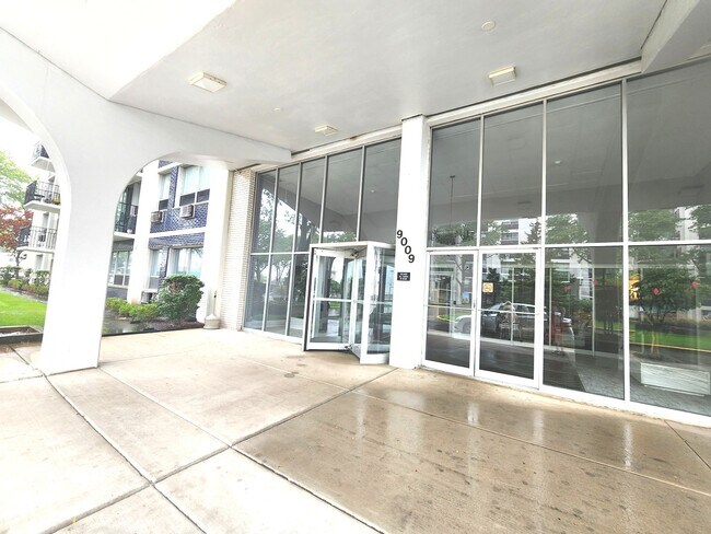 Building Photo - 9009 W Golf Rd