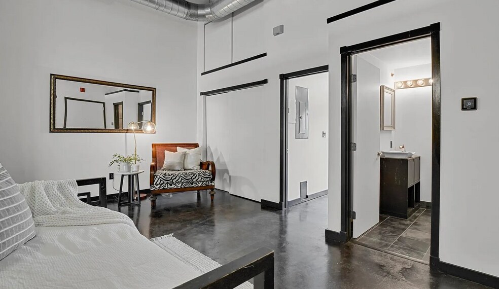 Large flex space entry - 2715 Blake St