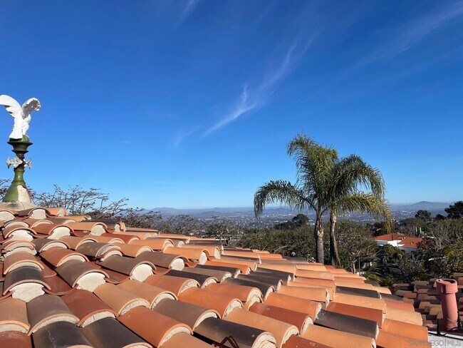Building Photo - 6692 La Jolla Scenic S Dr