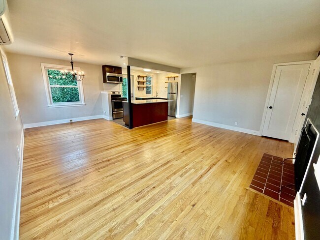 Building Photo - 2115 33rd Ave W