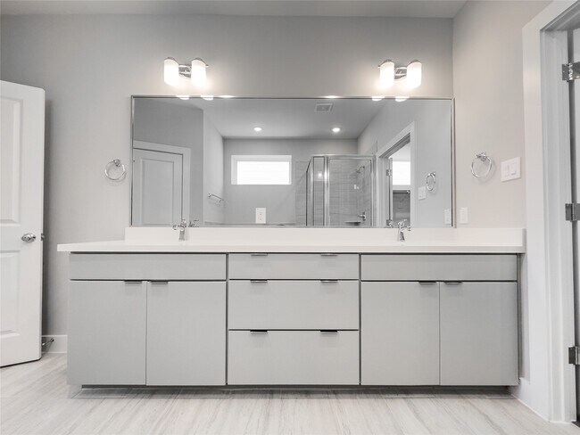 Building Photo - 1250 N Post Oak Rd