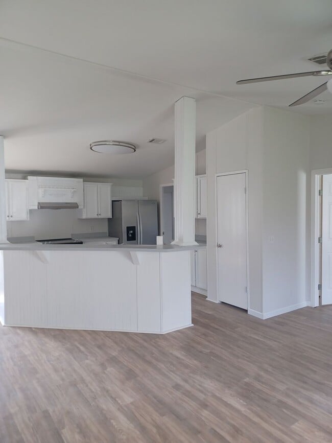 Building Photo - Freshly Remodeled