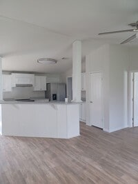 Building Photo - Freshly Remodeled