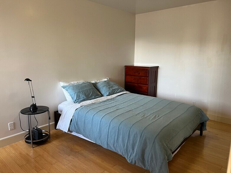 Building Photo - 681 40th Ave