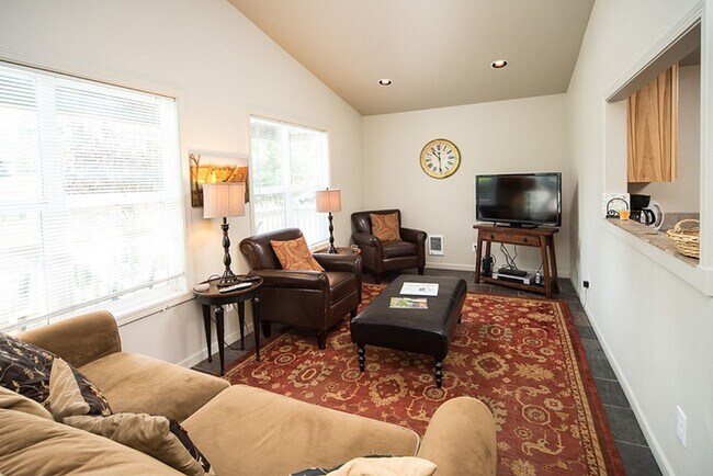 Building Photo - 139 SE Heyburn St