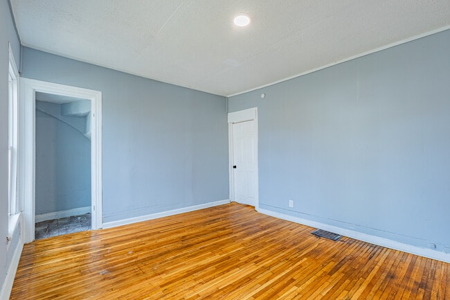 Building Photo - 383 Champlain St