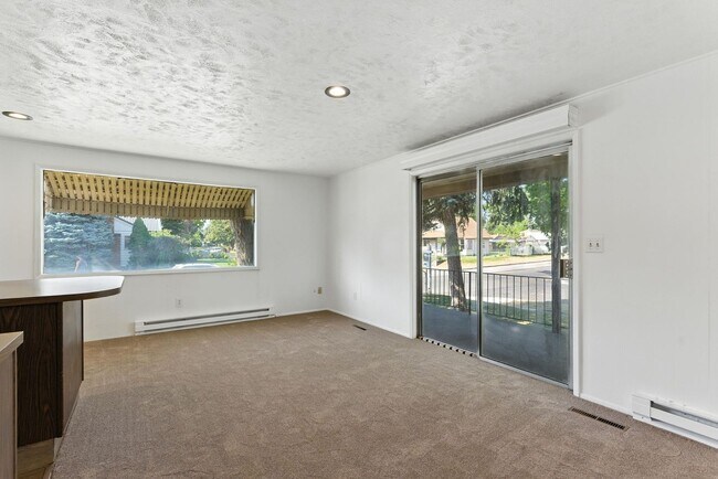 Building Photo - Spacious 4 Bed, 3 Bath Corner Lot Home!