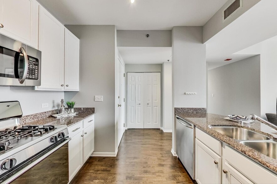 Kitchen - 400 W Ontario St