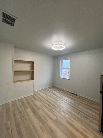 Building Photo - 101 E Main St