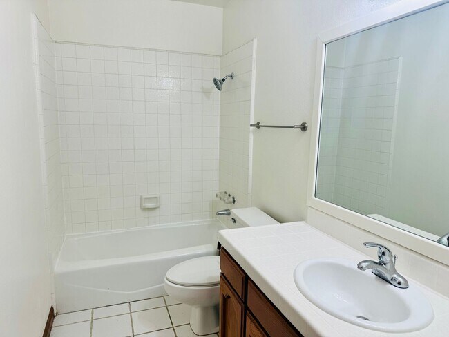 Building Photo - Los Caballeros #325