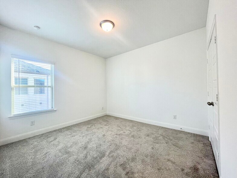Building Photo - 16643 Chadwell Dr
