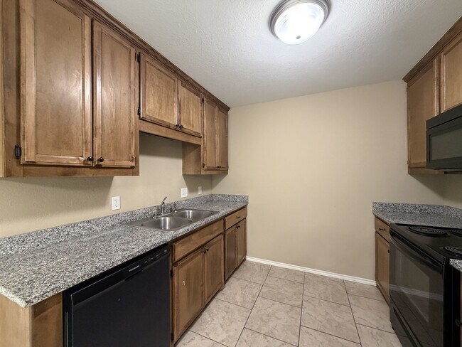 Building Photo - 1221 Kirby St