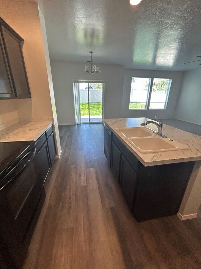 Building Photo - 3 Bedroom plus Loft For Rent! Victory Sout...