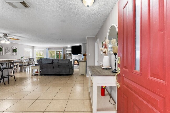 Building Photo - 883 Silverpines Rd