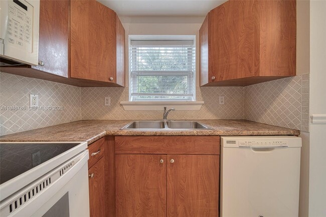 Building Photo - 2205 SW 13th St