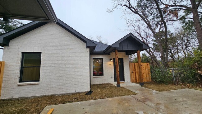 Building Photo - 1700 Kendolph Dr