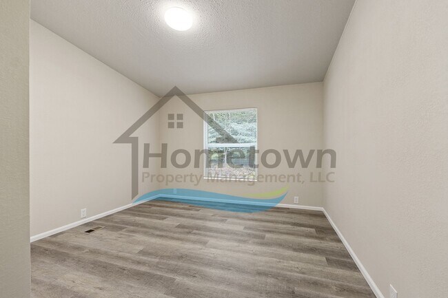 Building Photo - 3 Bedroom 2 Bathroom Home with Off-Street Parking Available in Sagle, Idaho!