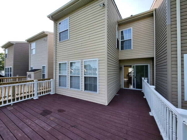 Building Photo - SPACIOUS 3-Level Townhome in Winston's Choice