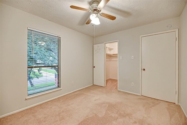 Building Photo - 2714 Green Fields Dr