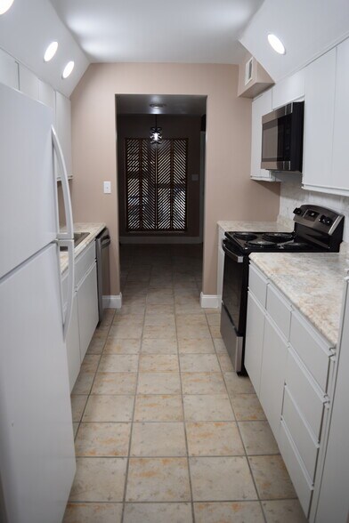 Building Photo - 8526 Madrid Ct