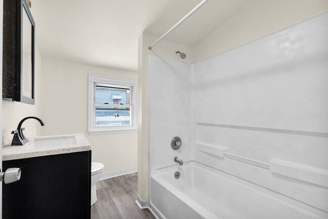 Building Photo - 210 1/2 Peach Street