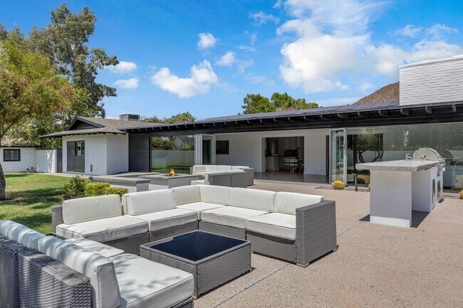Building Photo - Mid-century modern home in Arcadia with pr...