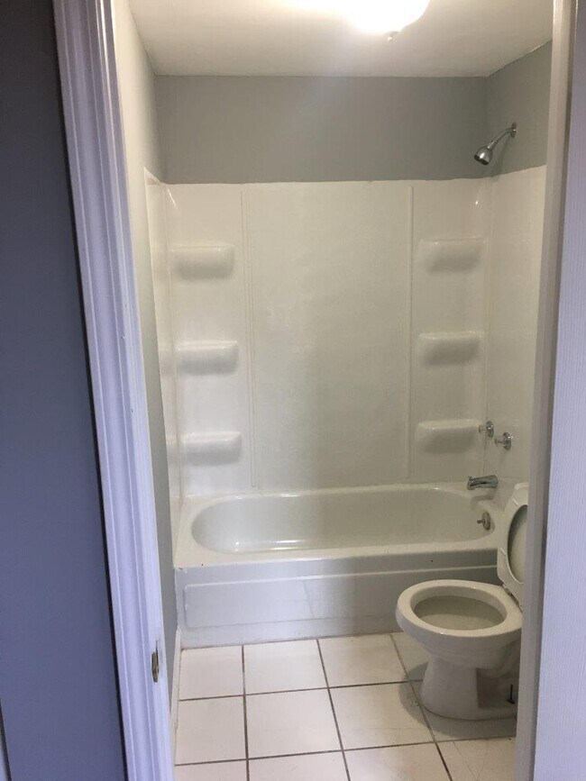 Building Photo - Spacious 3 Bed, 2 Full Bath Home! Renovate...