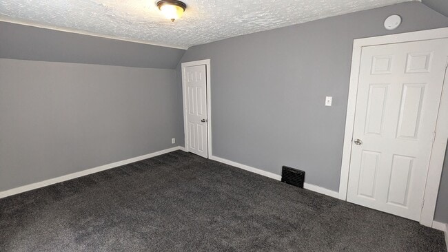 Building Photo - Charming 3-bedroom, 1-bathroom home located in the heart of Akron