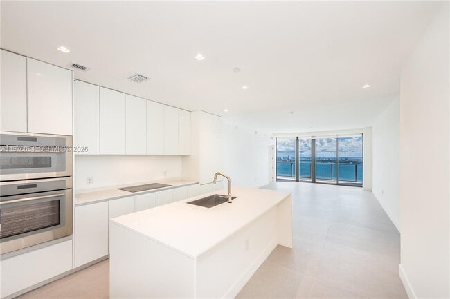 Building Photo - 700 NE 24th St