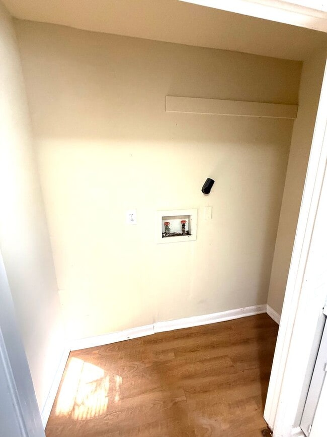 Building Photo - ** 3 Bed 2 Bath located off Woodley rd ** Call 334-366-9198 to schedule a self tour