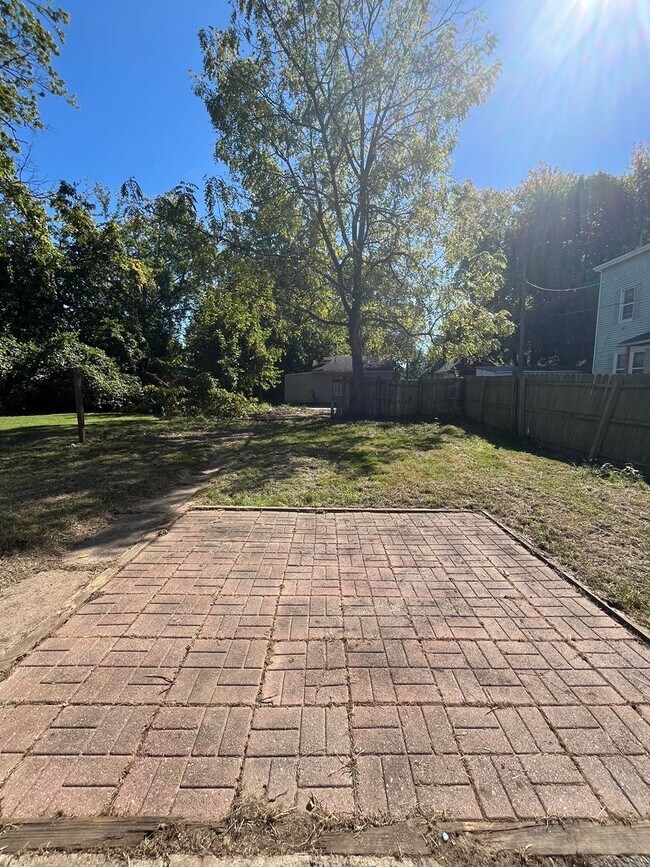 Building Photo - Cudell/West Blvd neighborhood; 4 bedroom/1 bath single family house for rent!