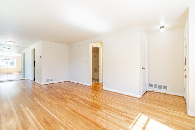 Building Photo - Boylston Court - 1 bedroom