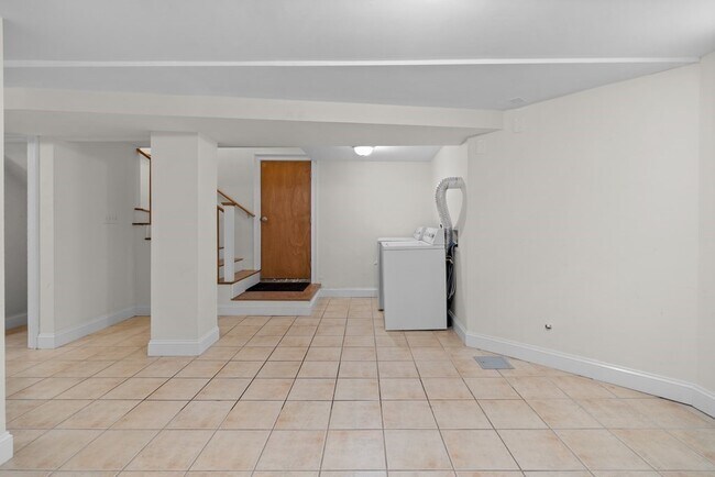 Building Photo - 175 Elm St