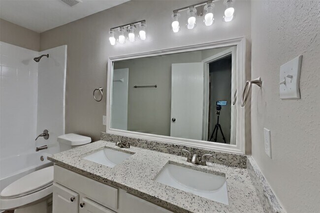 Building Photo - 2114 Blossom Creek Dr