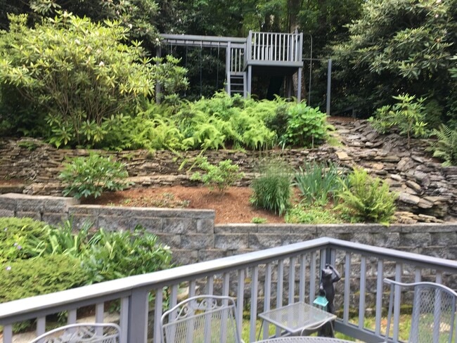 Building Photo - 283 Tanglewood Dr