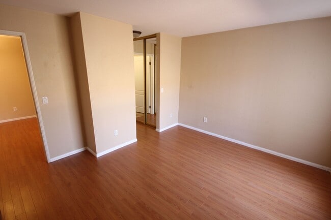 Building Photo - Delightful 2 Bedroom 2 Bath Condo in UTC