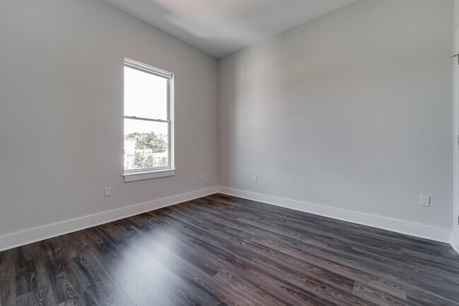 Building Photo - 660 Grand St