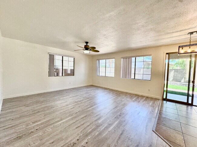 Building Photo - Spacious 4BD/3BA NLV Home with Downstairs ...