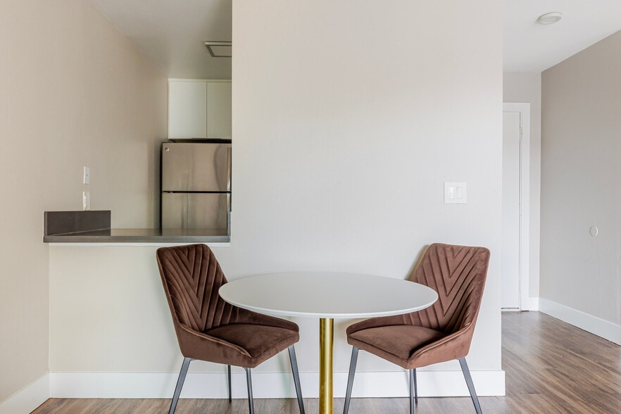 Building Photo - 644 Edgewater Blvd