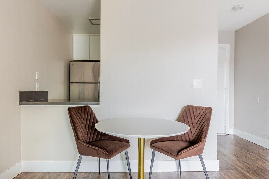 Building Photo - 900 E Hillsdale Blvd