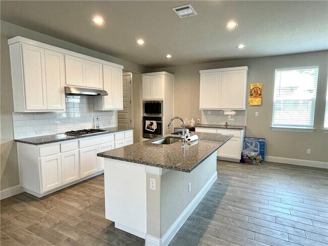 Building Photo - 148 Riverhill Dr