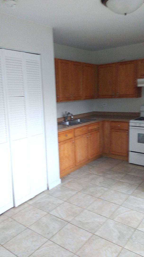 Building Photo - Cozy Townhome Available right away for living!!