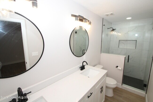 Building Photo - 580 Pine Tree Dr