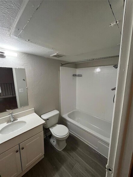 Building Photo - 401 NW 24th St