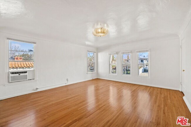 Building Photo - 141 S Vista St