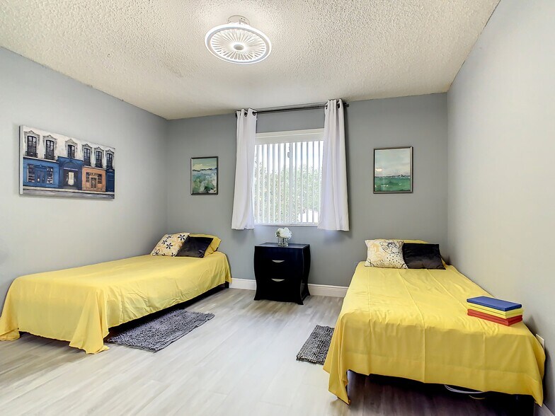 Building Photo - 4840 Kingston Cir