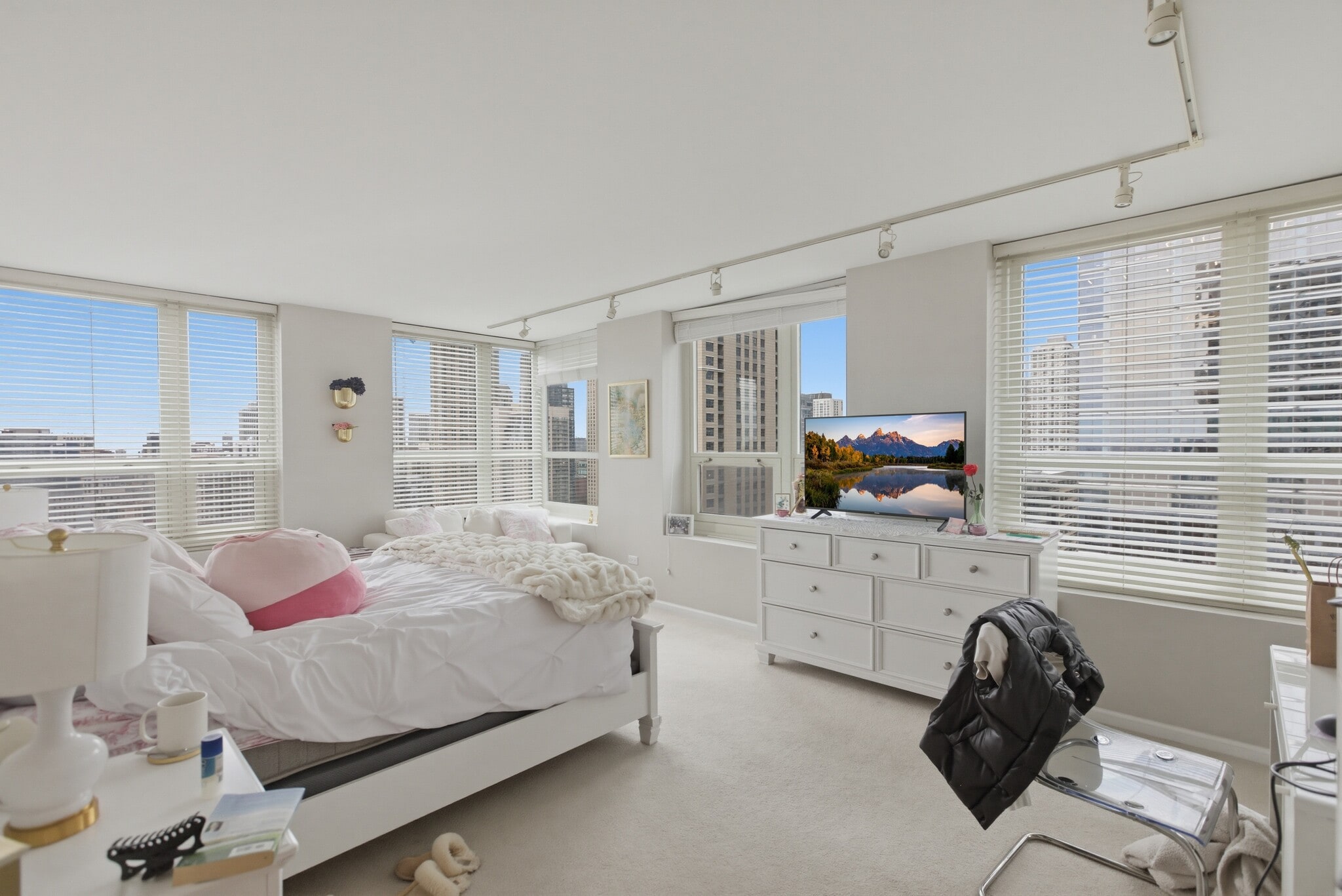 Building Photo - 345 N La Salle Dr