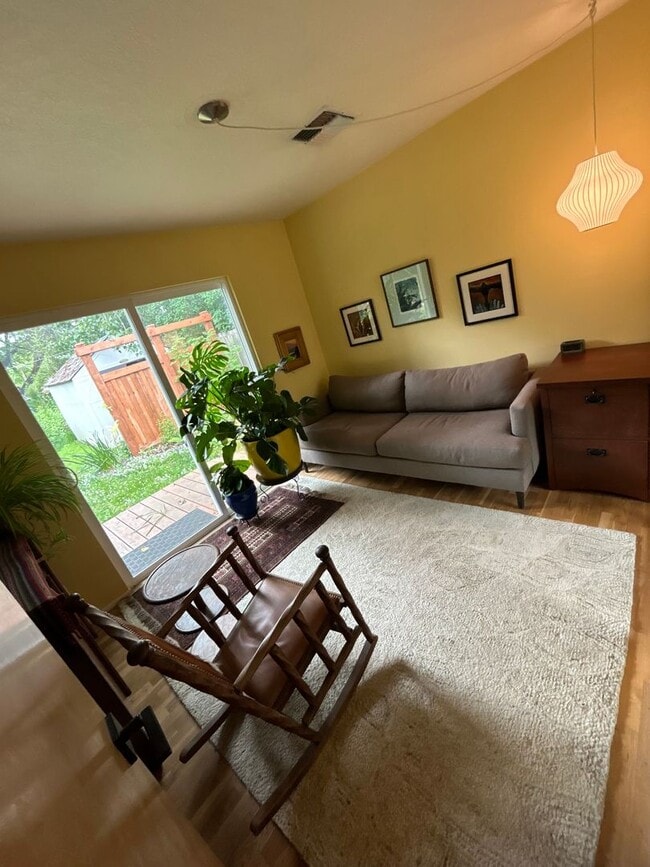 Building Photo - 3 Bedroom single level home w/garage AND free landscaping