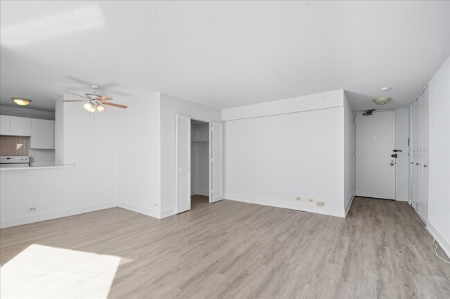 Building Photo - 5701 N Sheridan Rd